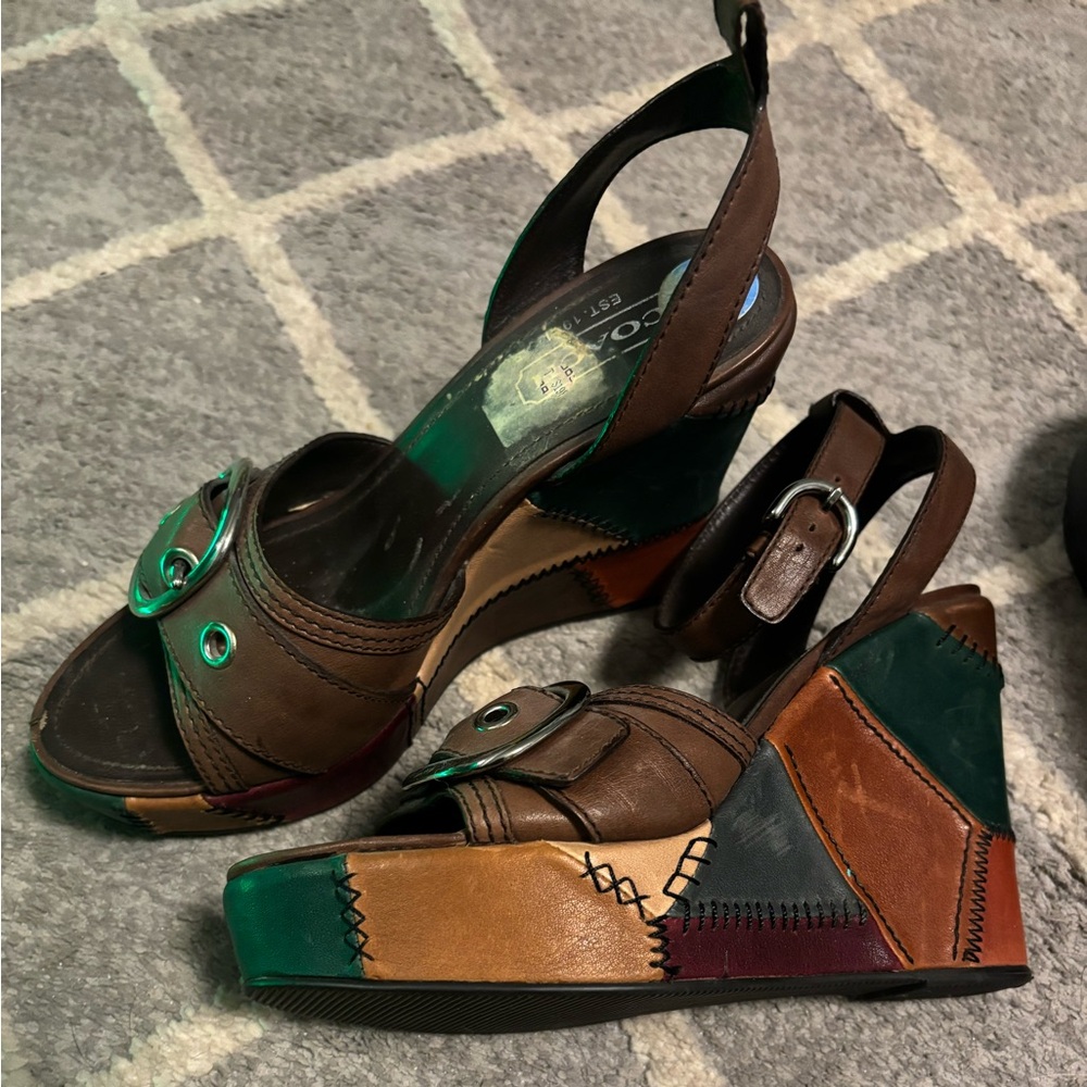 Cute patchwork wedge 👠
OFFERS ARE SO WELCOME 🚨 ONE OF STRAPS IS MISSING ‼️